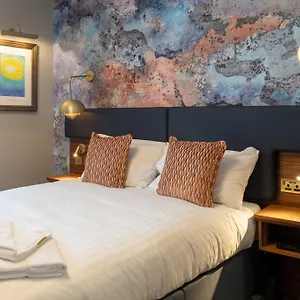 Keavan's Port Hotel, Hotel